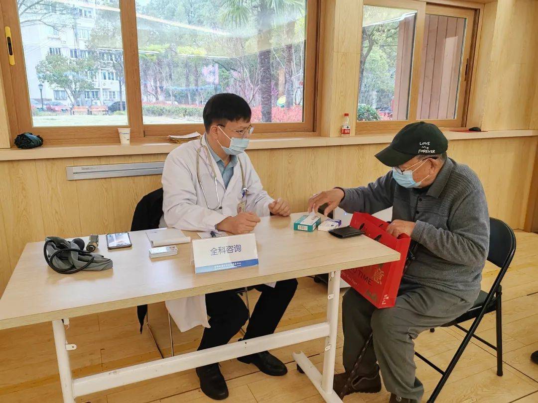 家门口有“医”靠！长宁区开展多学科健康咨询服务，筑牢居民健康防线